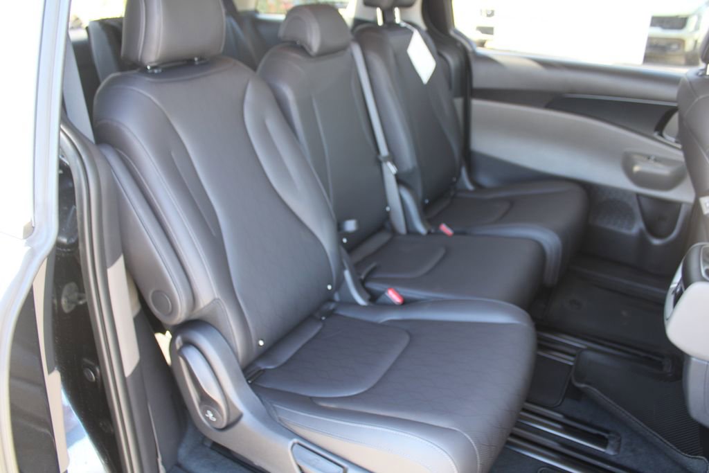 New 2026 Kia Carnival FWD image 8