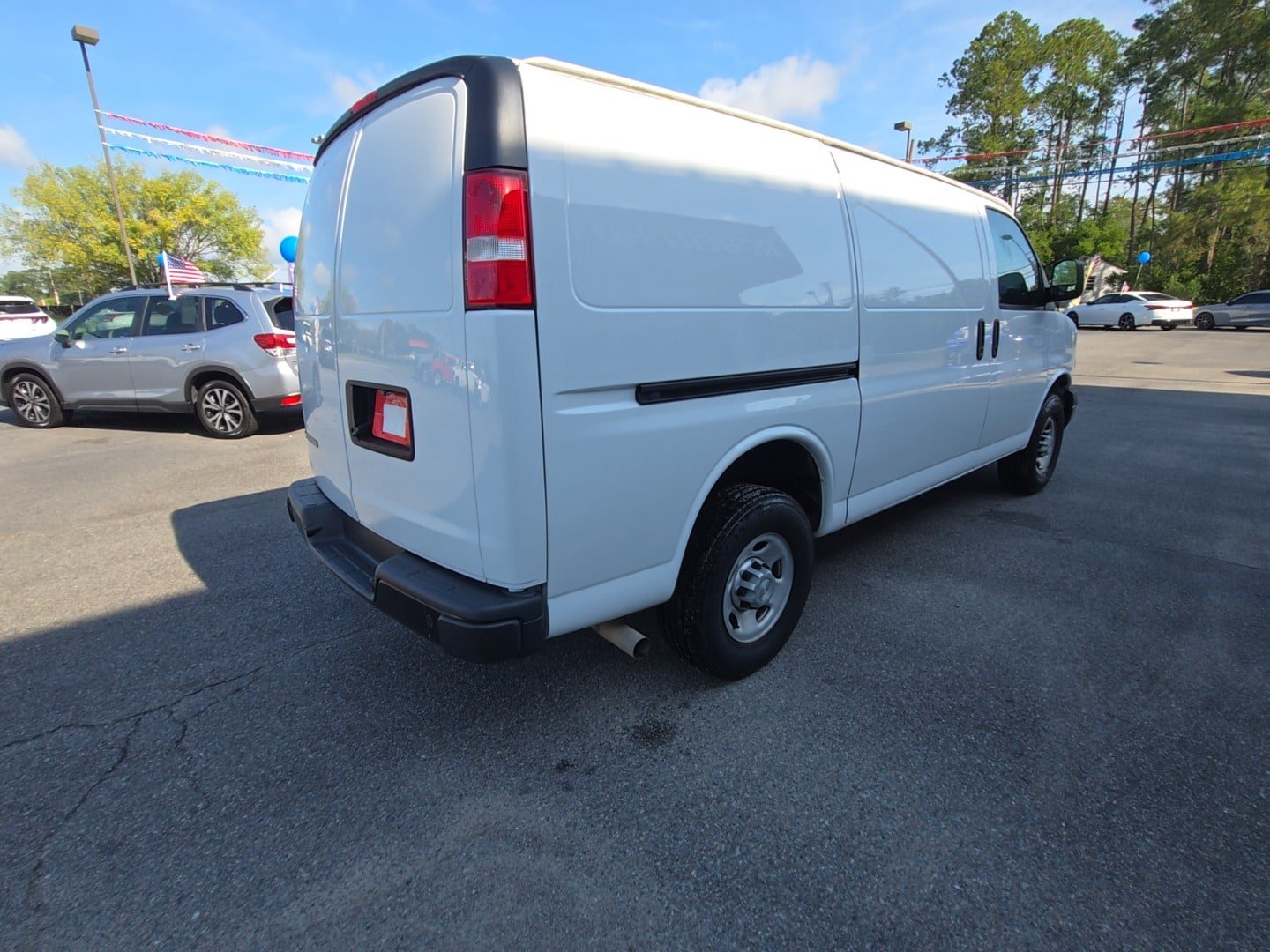 Used 2022 Chevrolet Express 2500 w/ Driver Convenience Package RWD image 6