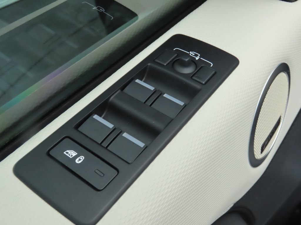 Used 2024 Land Rover Discovery Dynamic SE image 24