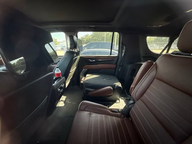 Used 2024 GMC Yukon XL Denali Ultimate AWD/4WD image 12