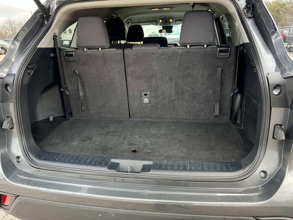 Used 2024 Toyota Highlander LE image 9