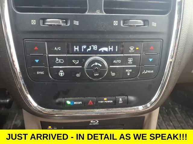 Used 2014 Chrysler Town & Country Touring-L w/ Driver Convenience Group image 22