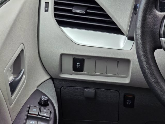 Used 2019 Toyota Sienna LE w/ LE Preferred Package FWD image 18