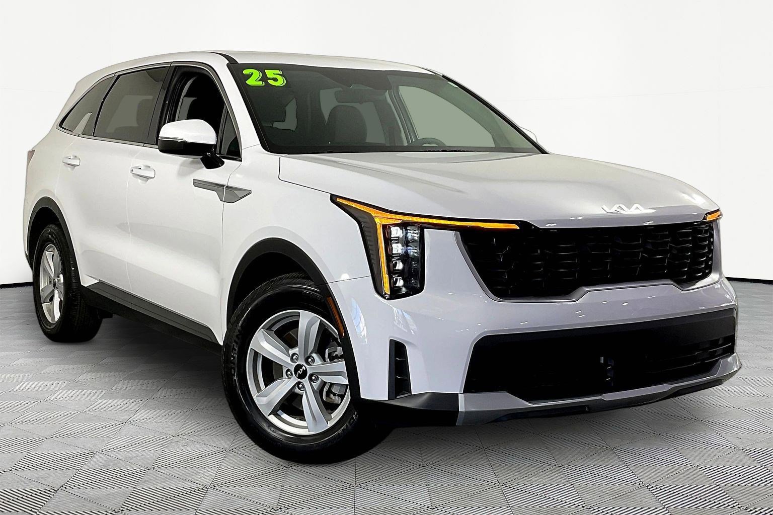 Certified 2025 Kia Sorento LX FWD image 3