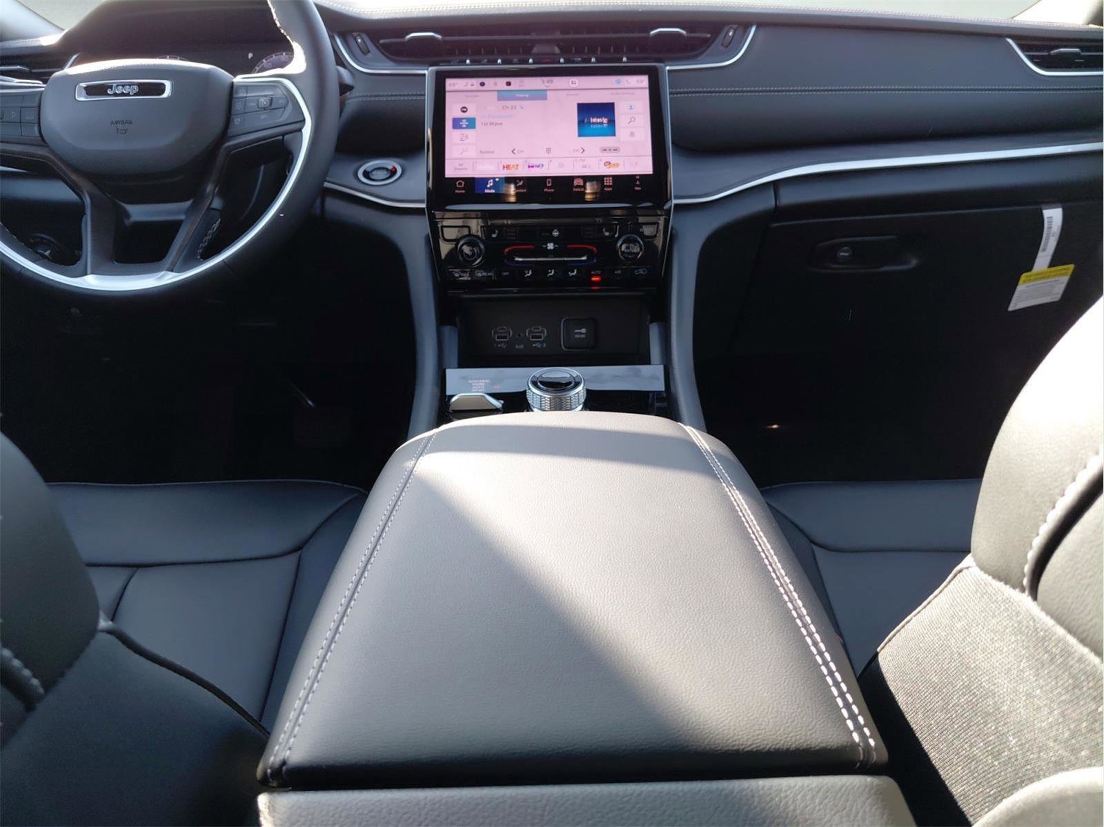 New 2025 Jeep Grand Cherokee L Limited w/ Black Appearance Package image 10