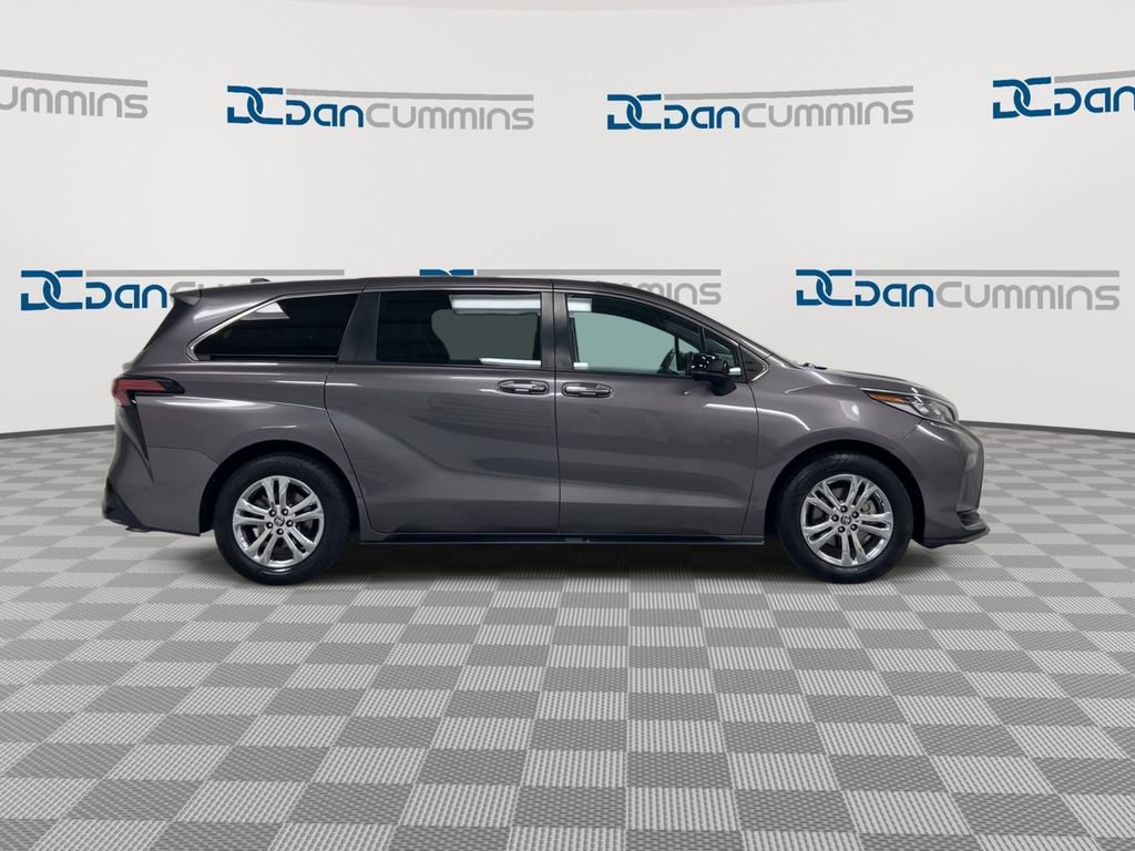Used 2022 Toyota Sienna XSE image 9