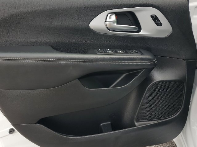 Certified 2025 Chrysler Pacifica Limited FWD image 23