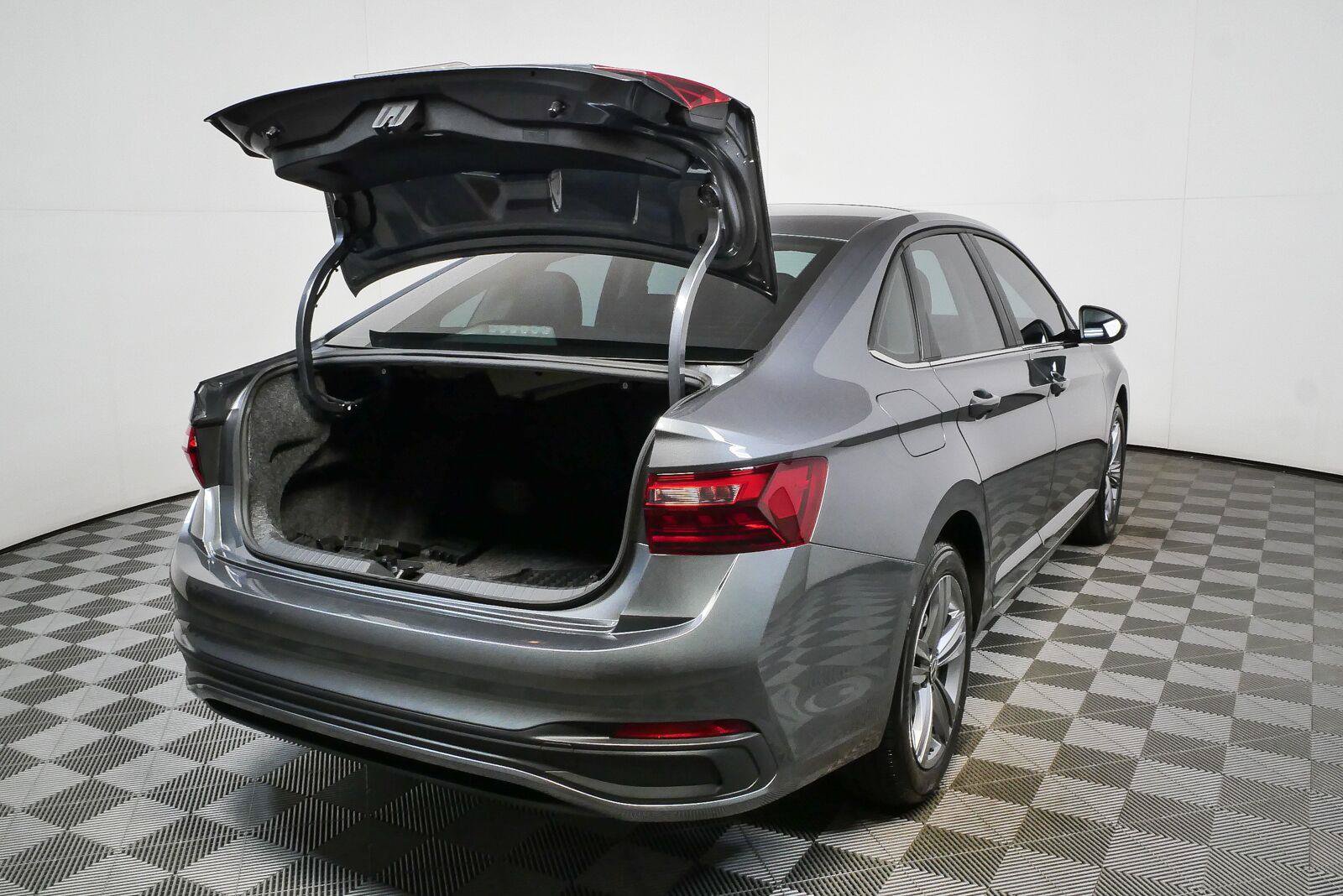 Used 2024 Volkswagen Jetta SE w/ Panoramic Sunroof Package FWD image 25