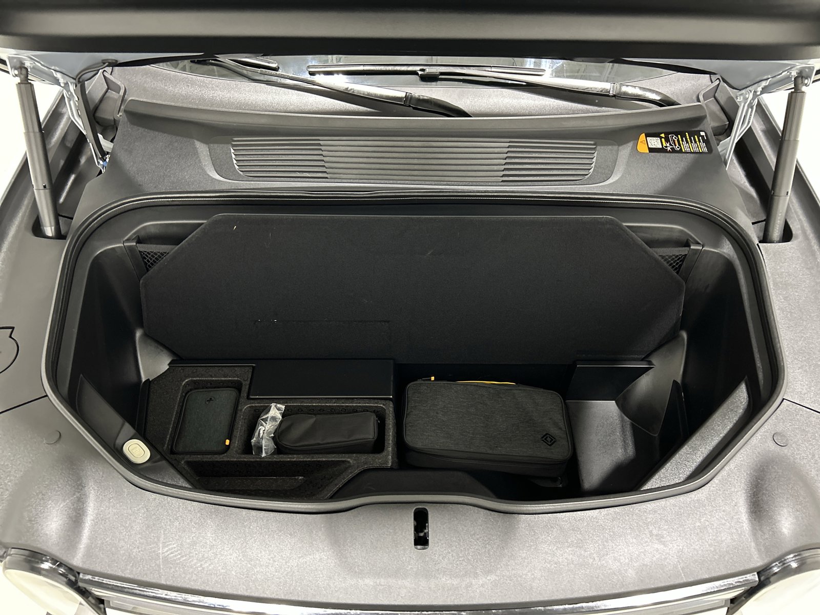 Used 2025 Rivian R1S Adventure AWD/4WD image 14