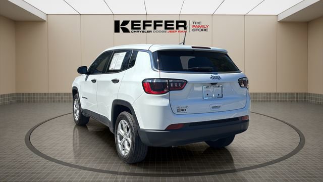 Used 2024 Jeep Compass Sport image 3