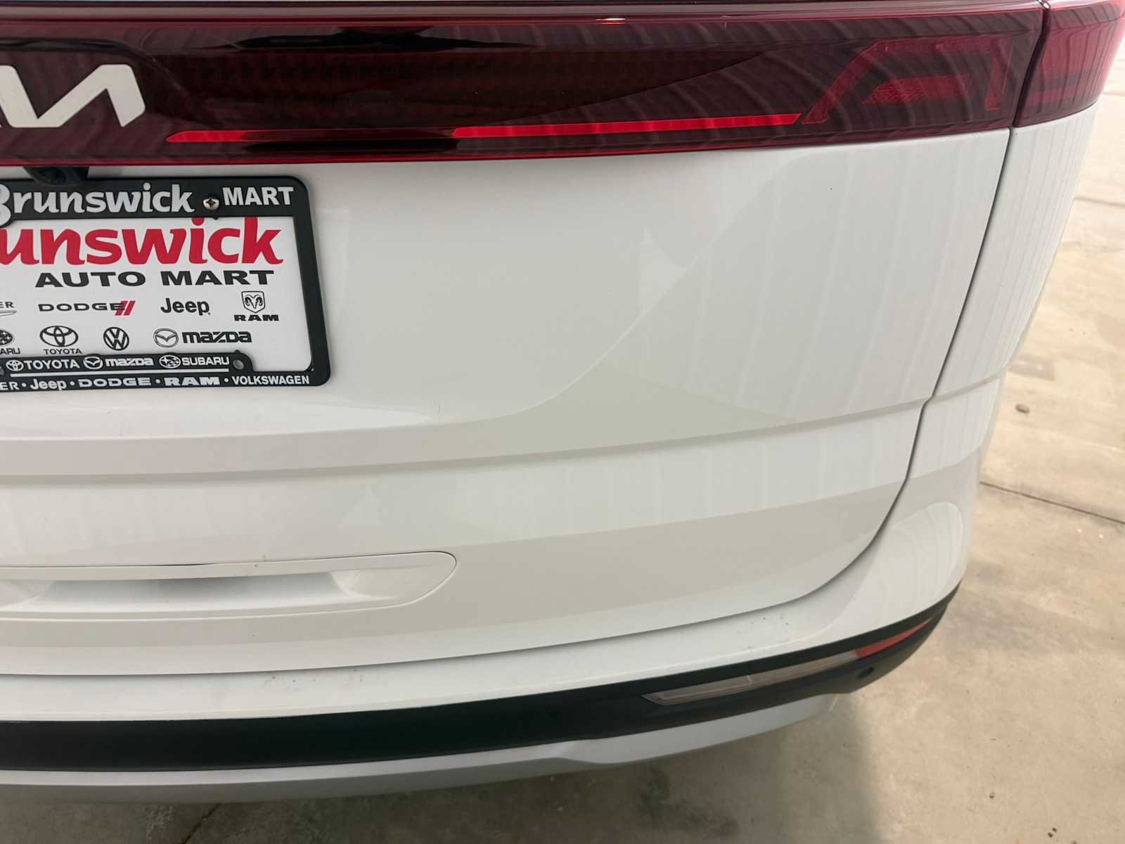 Used 2024 Kia Carnival LX FWD image 18