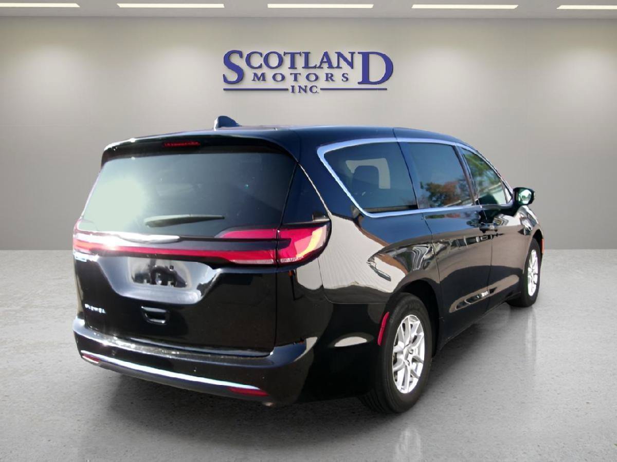 Used 2024 Chrysler Pacifica Touring-L FWD image 6