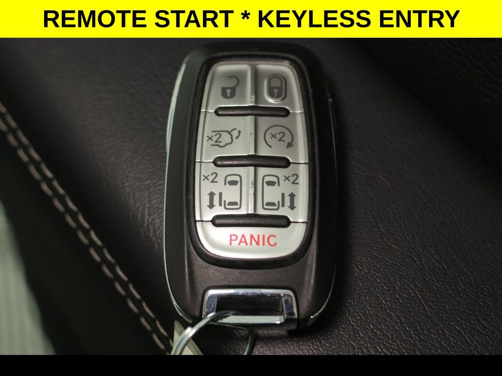 Used 2025 Chrysler Pacifica Select image 9
