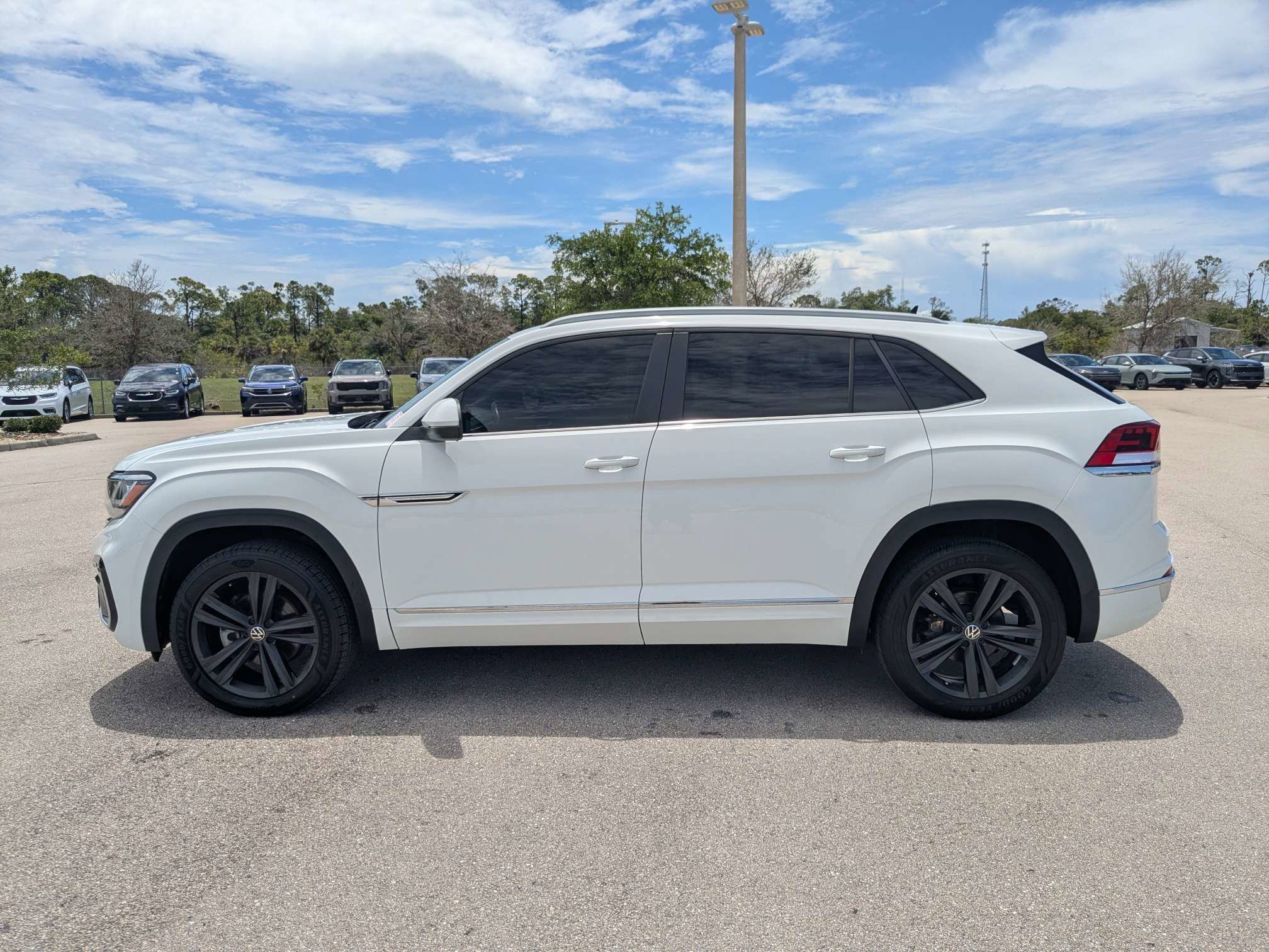 Used 2021 Volkswagen Atlas Cross Sport SE w/ Panoramic Sunroof Package FWD image 8
