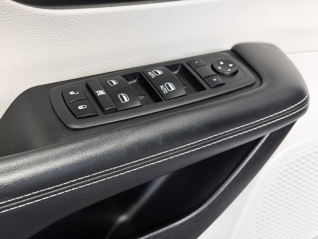 Used 2024 Chrysler Pacifica Touring-L image 23