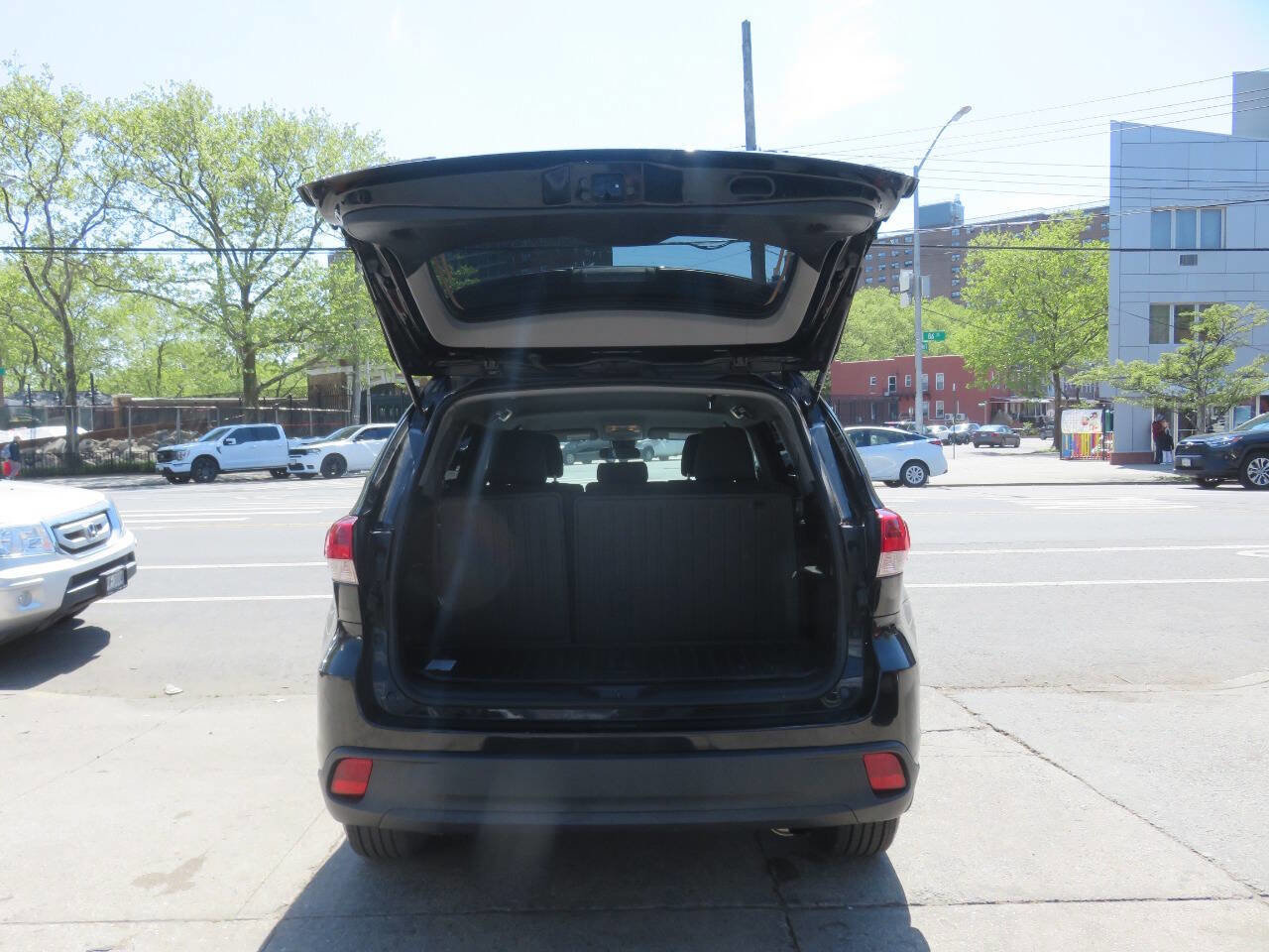 Used 2019 Toyota Highlander LE AWD/4WD image 25