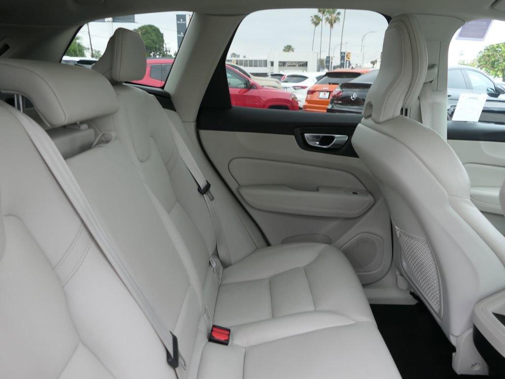 Used 2024 Volvo XC60 B5 Plus image 23