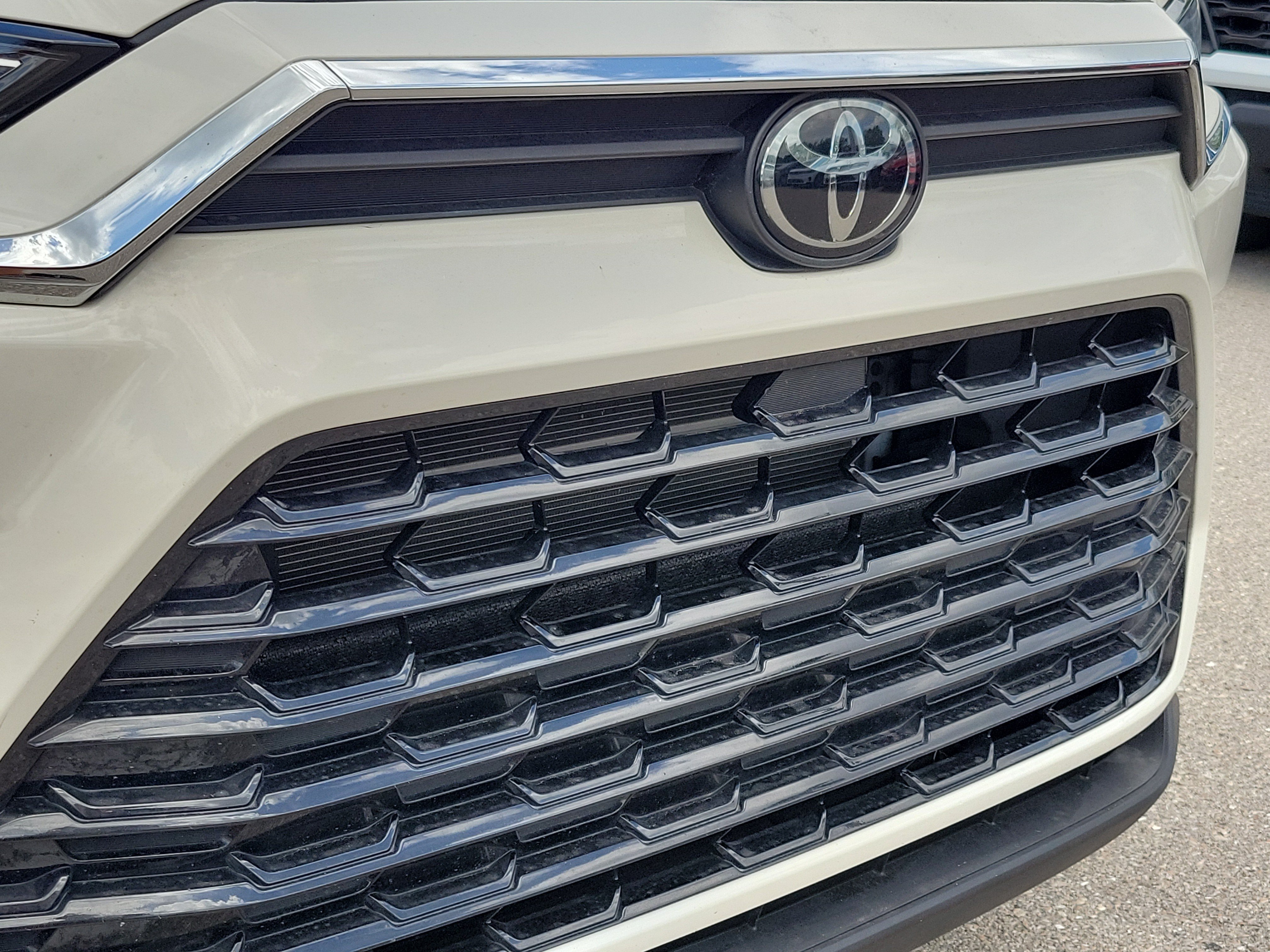 Used 2024 Toyota Grand Highlander XLE FWD image 7