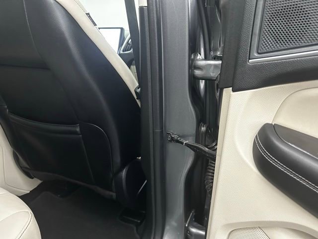 Used 2021 Ford Edge Titanium w/ Cargo Accessory Package image 33