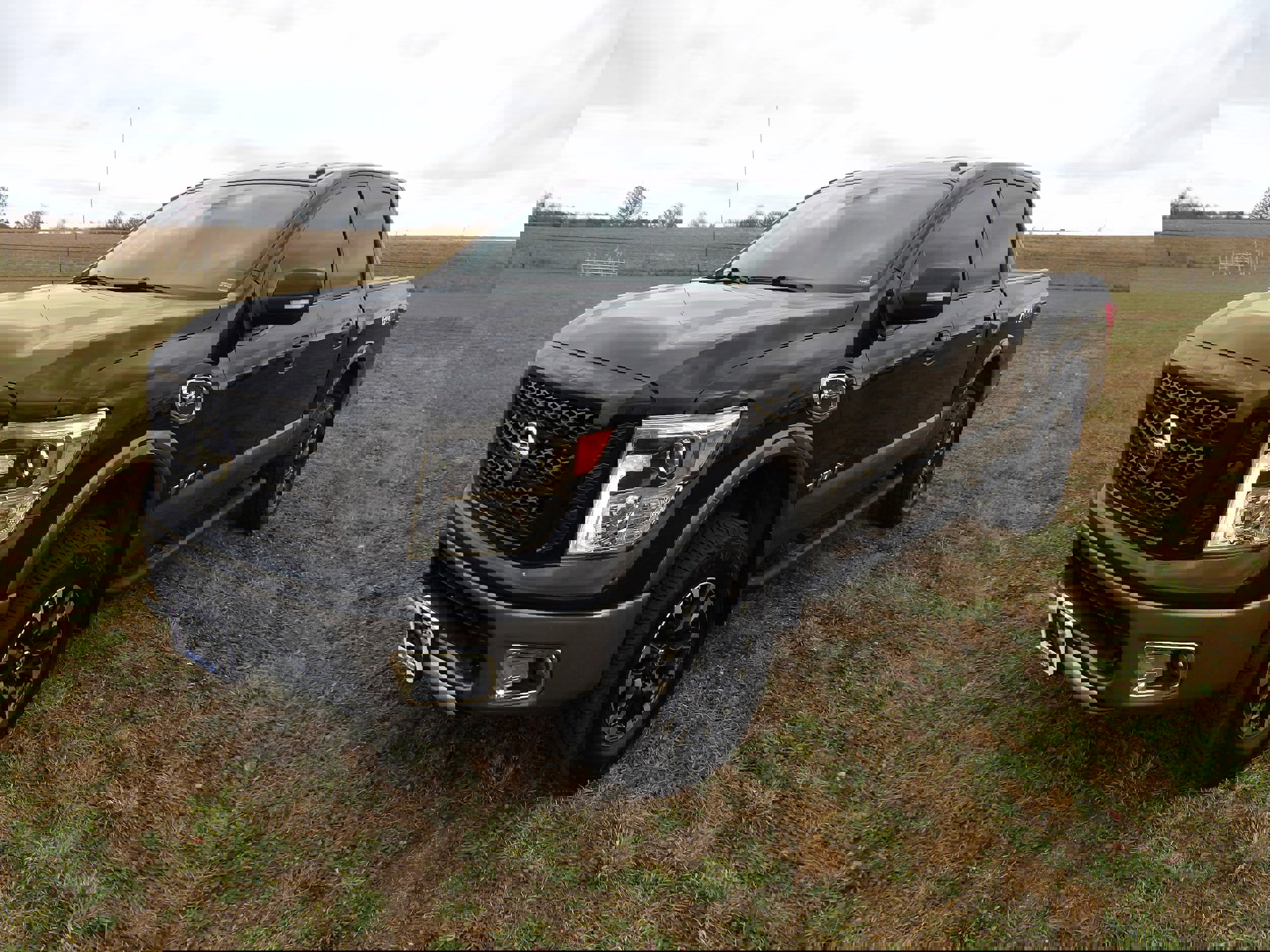 Used 2017 Nissan Titan PRO-4X image 3