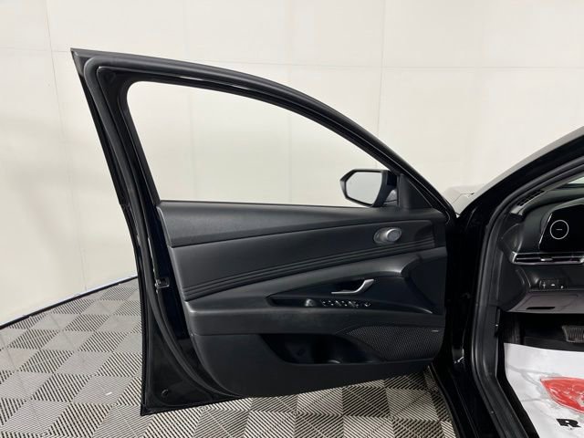 Used 2023 Hyundai Elantra Limited image 15