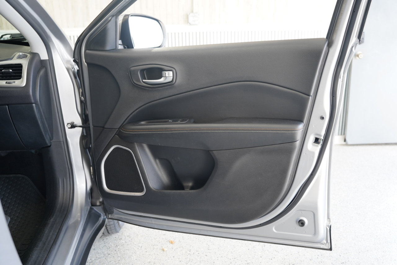 Used 2018 Jeep Compass Latitude w/ Safe & Security Group image 32