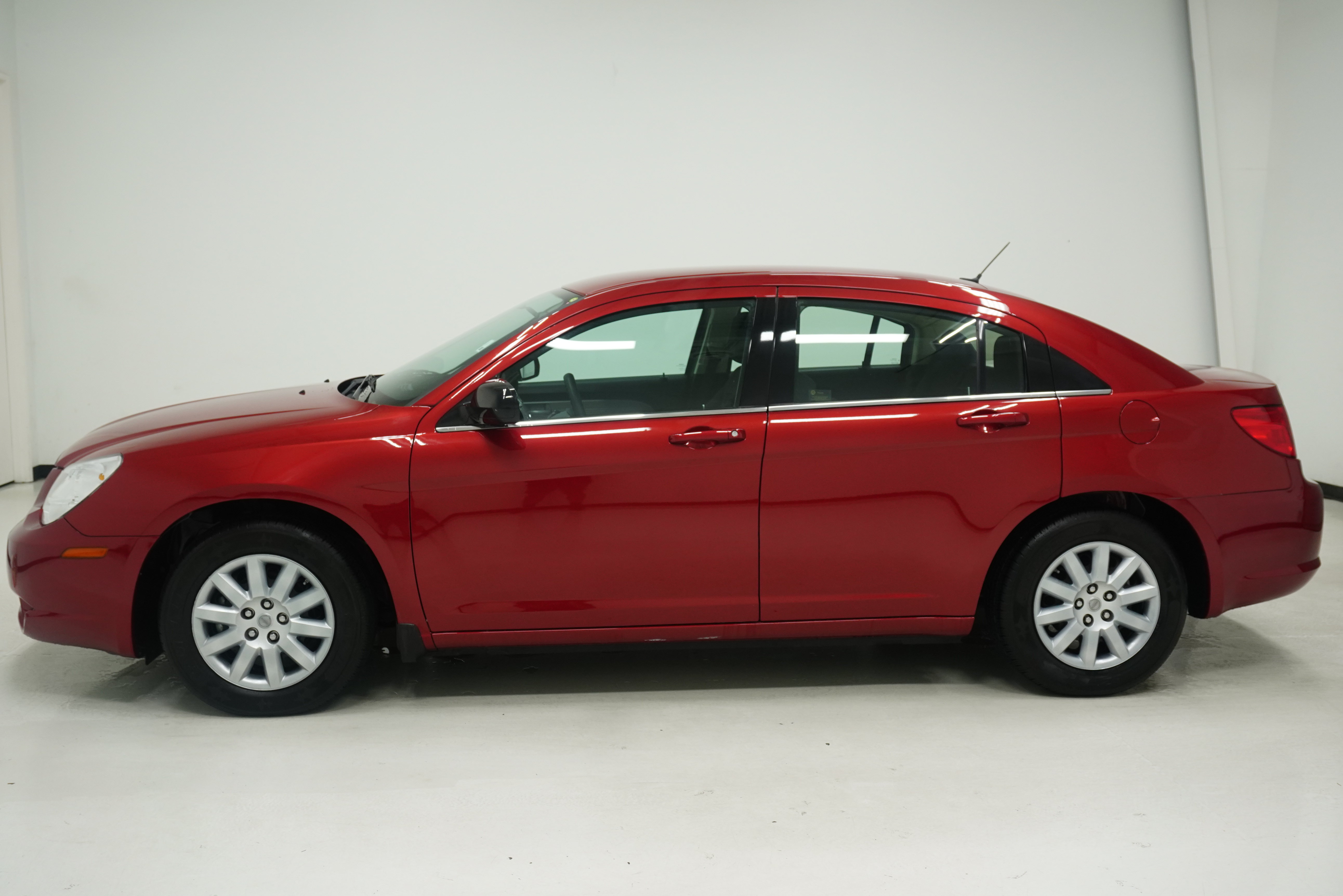 Used 2010 Chrysler Sebring Touring FWD image 7
