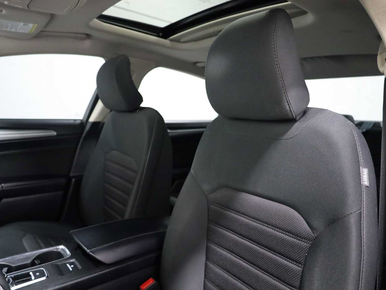 Used 2019 Ford Fusion SE FWD image 18