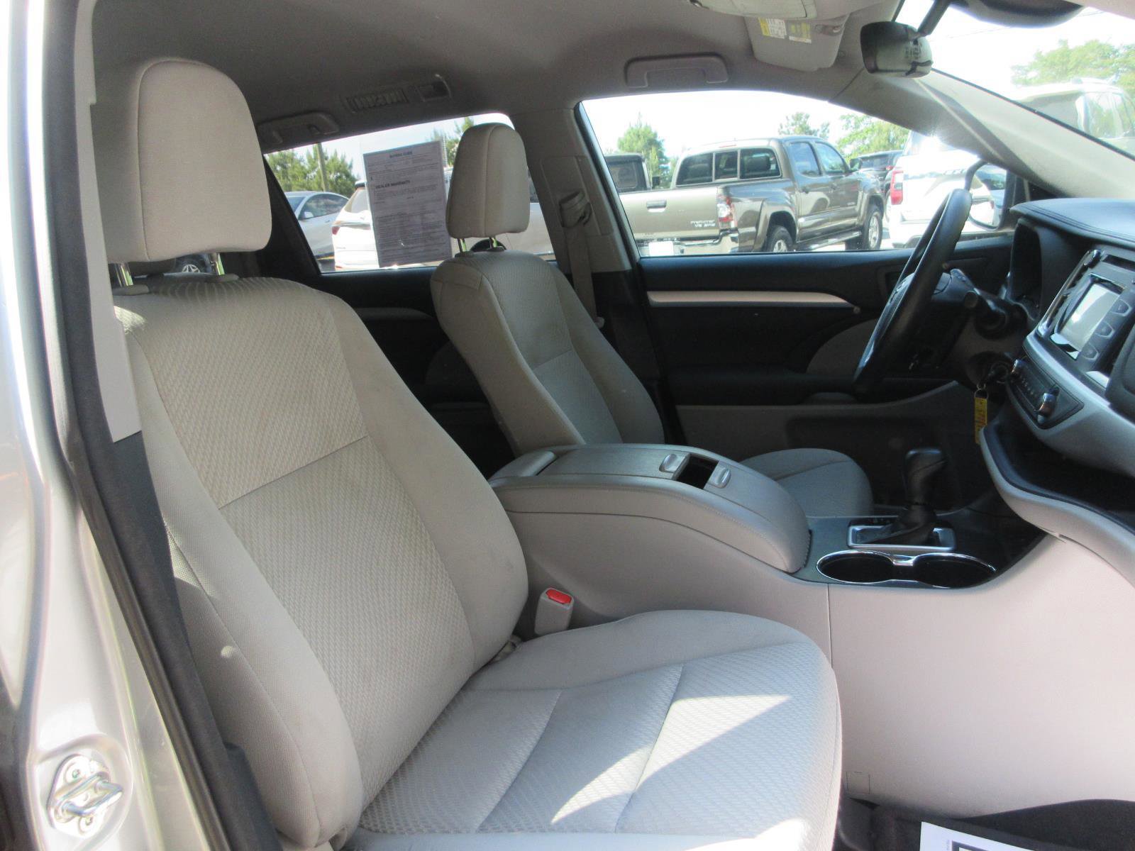 Used 2018 Toyota Highlander LE FWD image 22