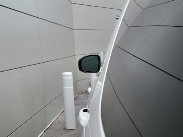 Used 2024 Land Rover Discovery S image 45