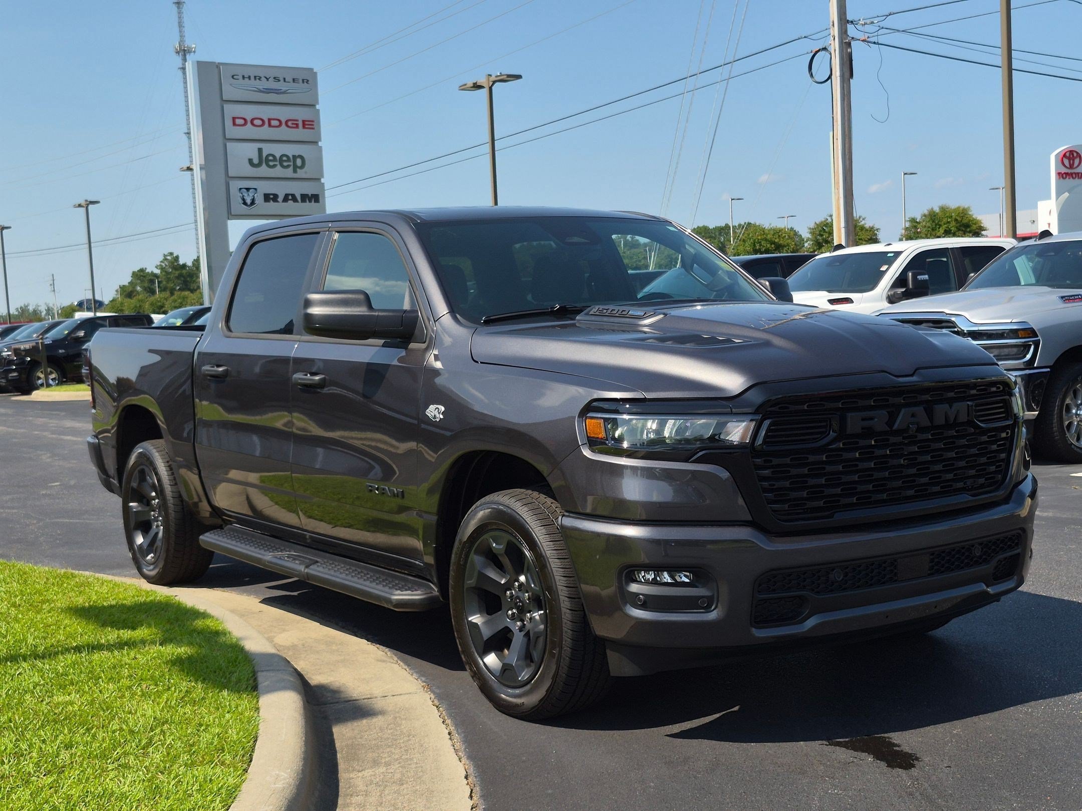 New 2026 RAM 1500 Express AWD/4WD image 3