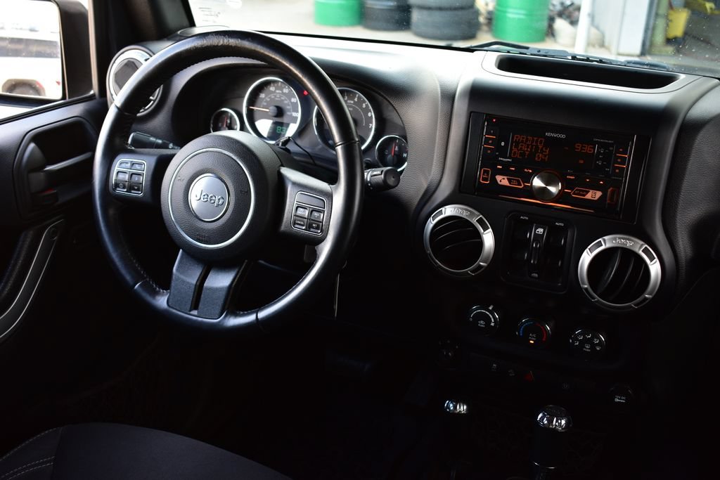 Used 2017 Jeep Wrangler Unlimited Rubicon w/ Connectivity Group AWD/4WD image 25