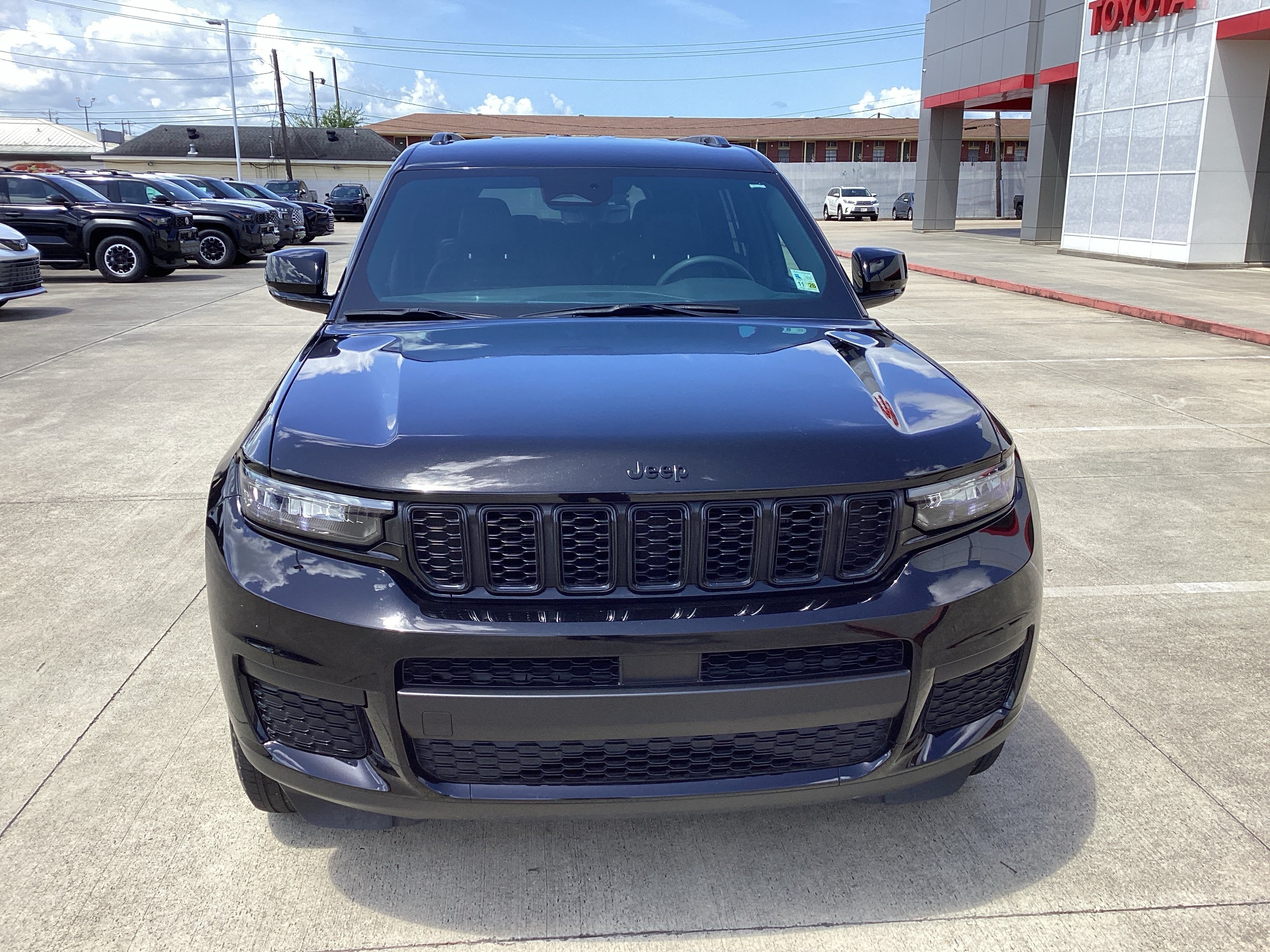 Used 2025 Jeep Grand Cherokee L Laredo RWD image 2
