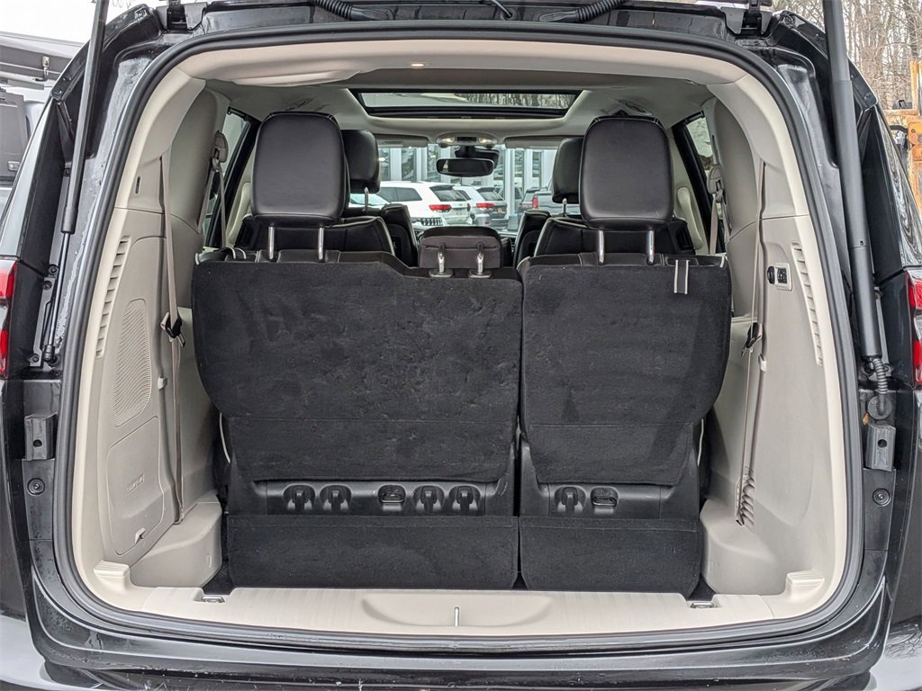 Used 2022 Chrysler Pacifica Limited w/ Uconnect Theater Family Group image 5