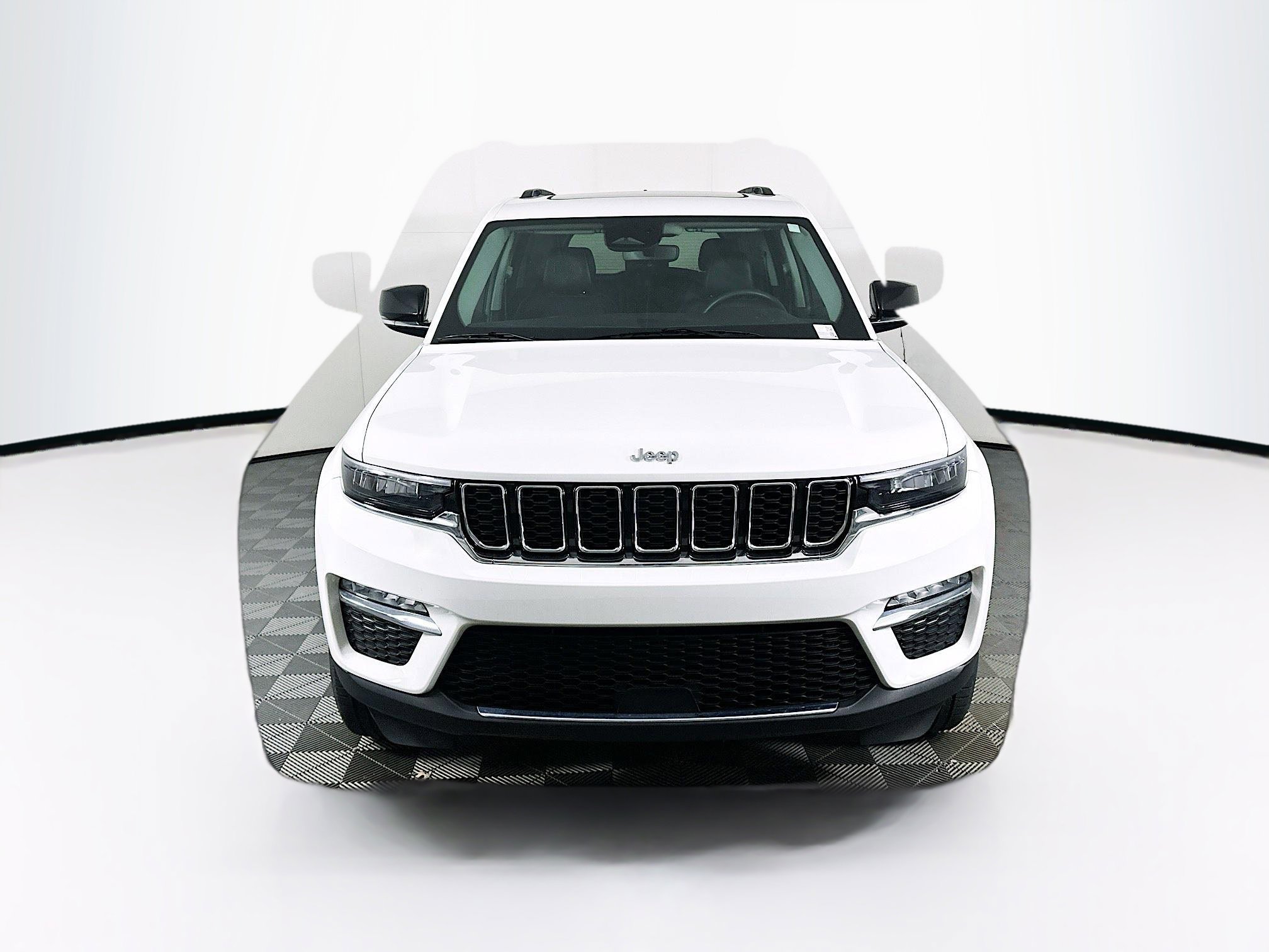 Used 2023 Jeep Grand Cherokee Limited AWD/4WD image 2