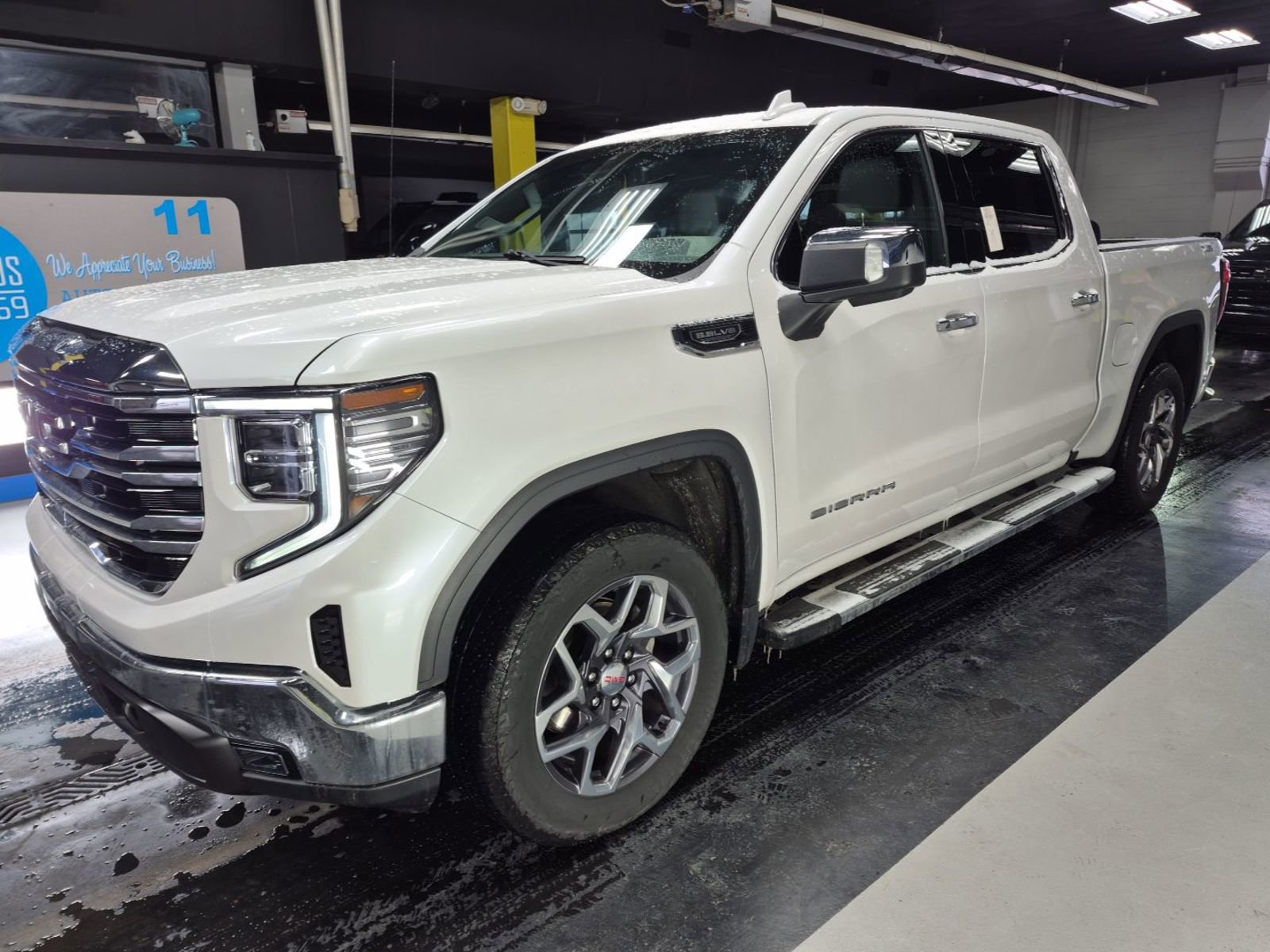 Used 2022 GMC Sierra 1500 SLT AWD/4WD image 2
