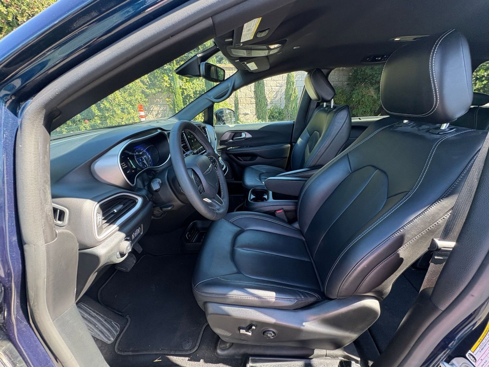 Used 2025 Chrysler Pacifica Select image 29