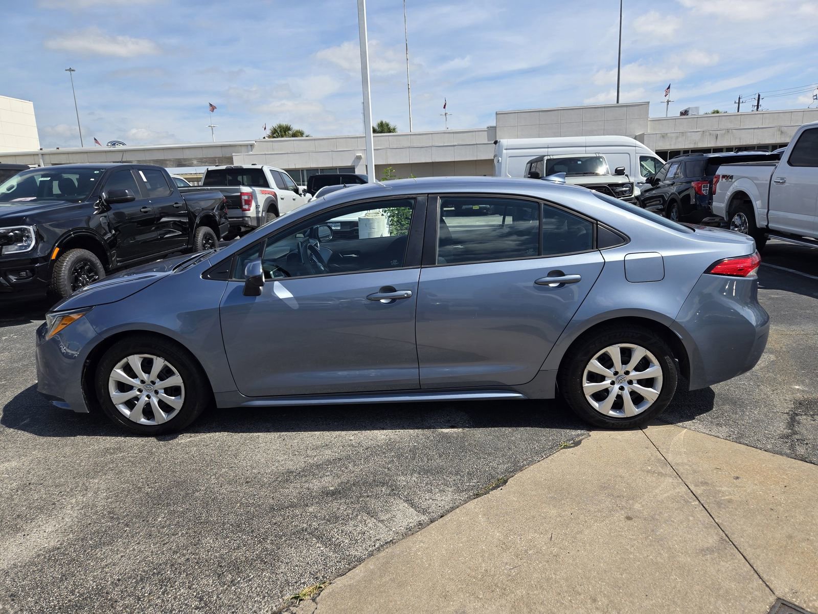 Used 2020 Toyota Corolla LE FWD image 5