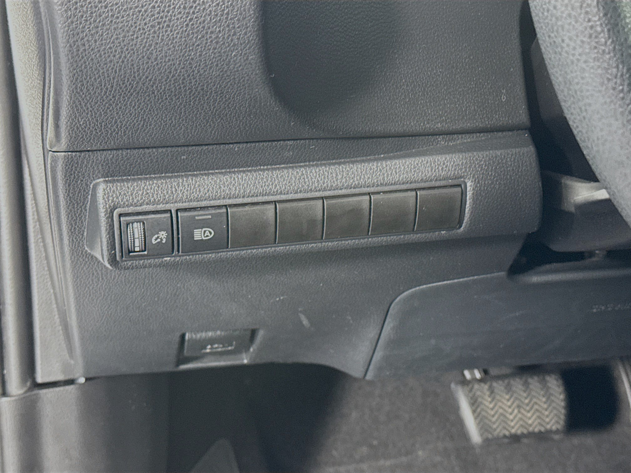 Used 2021 Toyota Corolla LE w/ Carpet Mat Package (TMS) FWD image 10