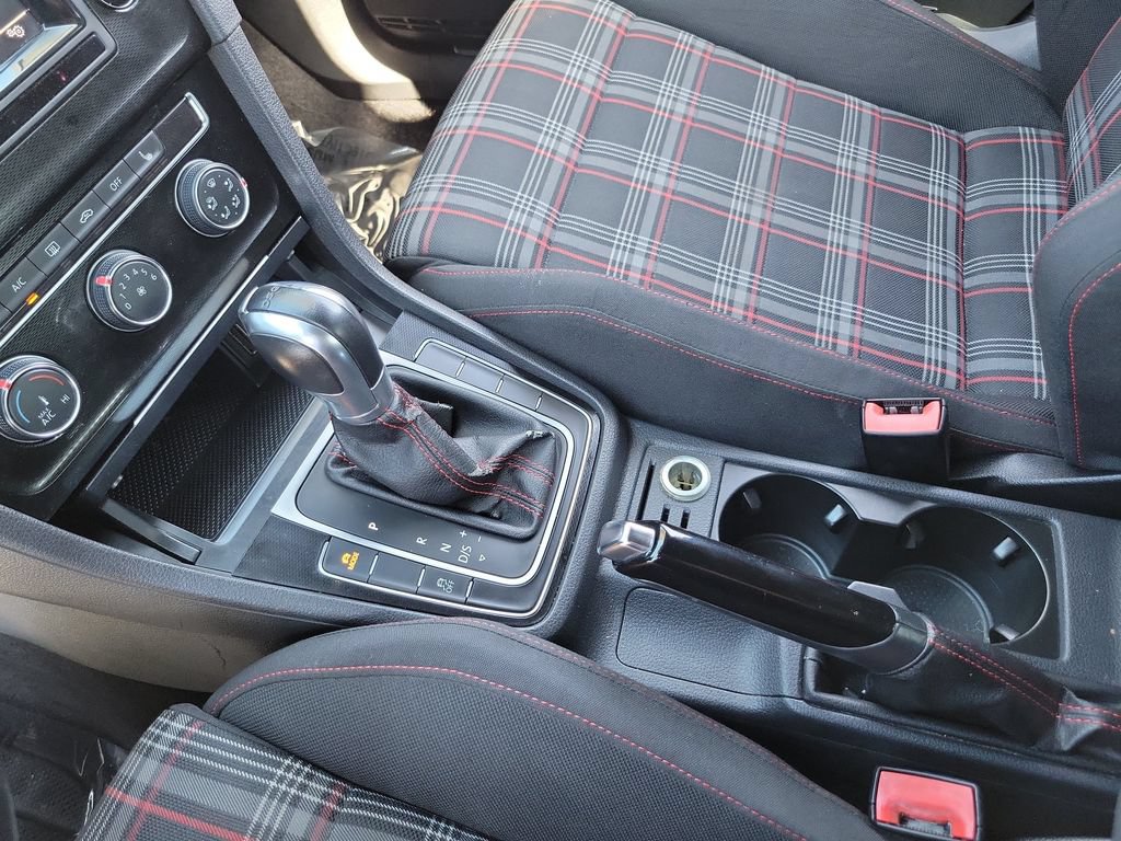 Used 2015 Volkswagen Golf 4-Door FWD image 12