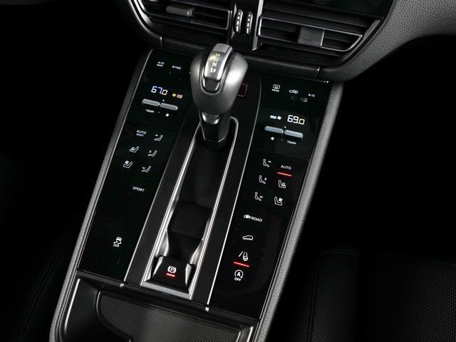 Certified 2026 Porsche Macan AWD/4WD image 16