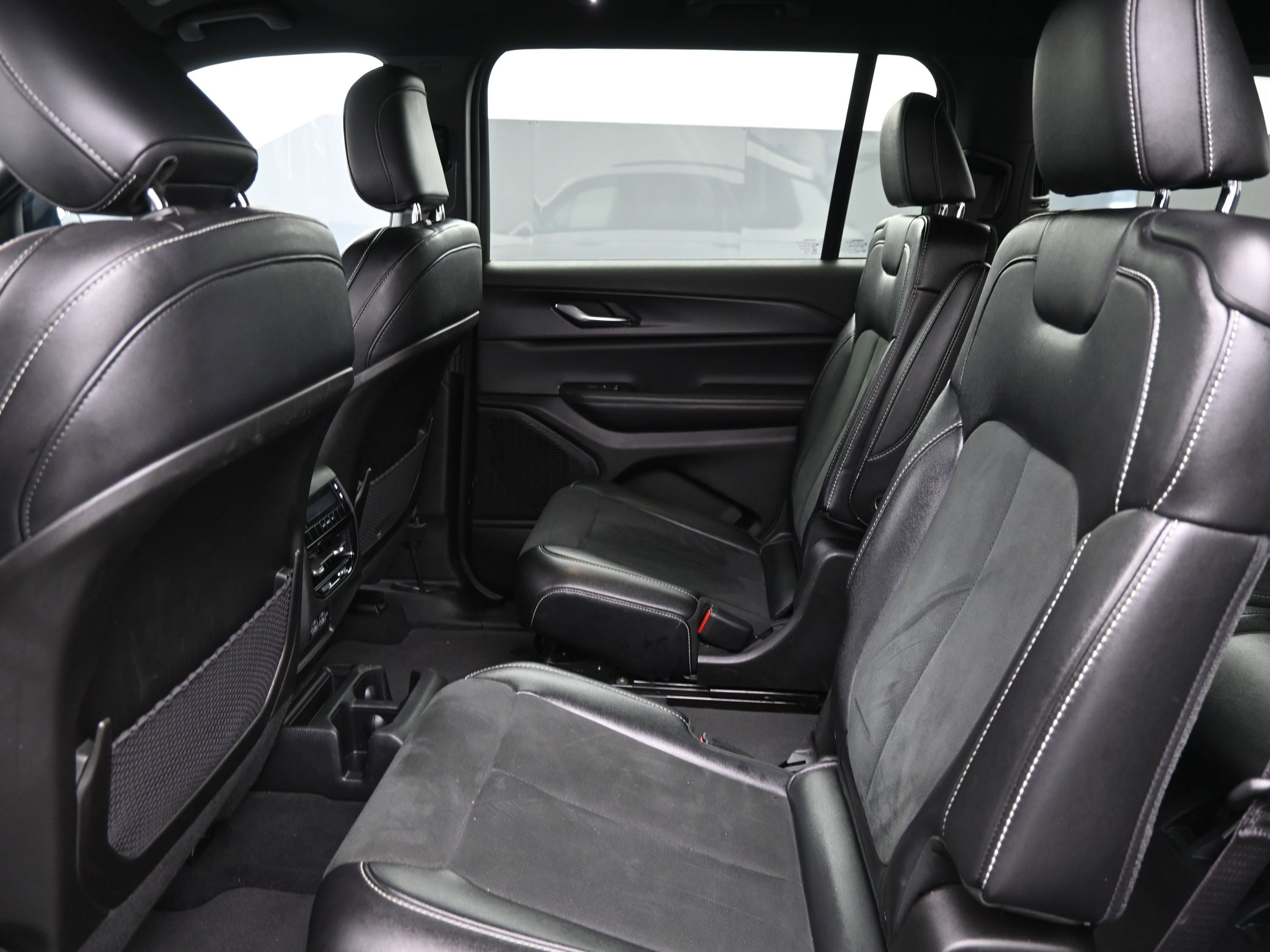 Used 2024 Jeep Grand Cherokee L Laredo image 15