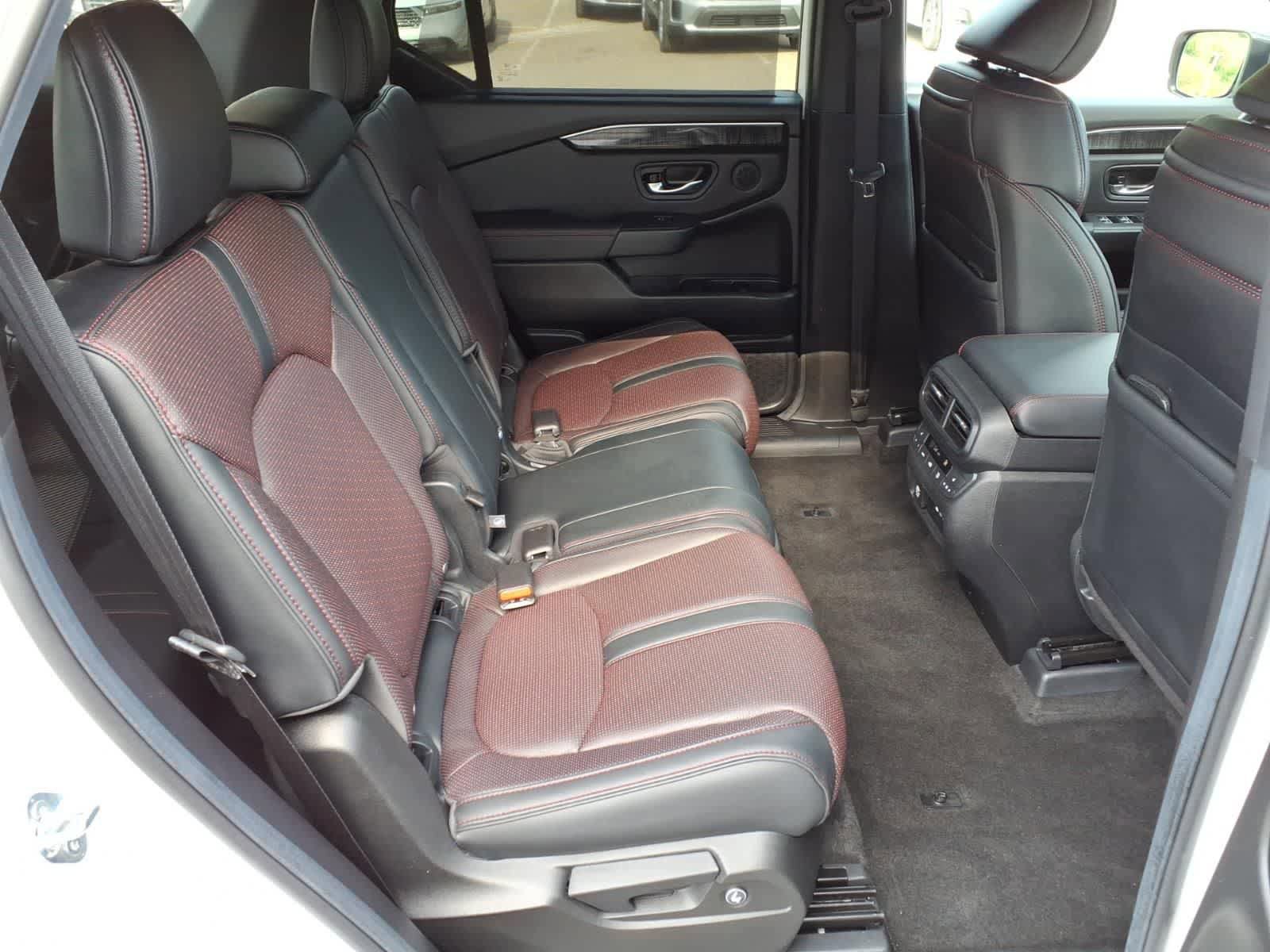 Certified 2025 Honda Pilot Black Edition image 12