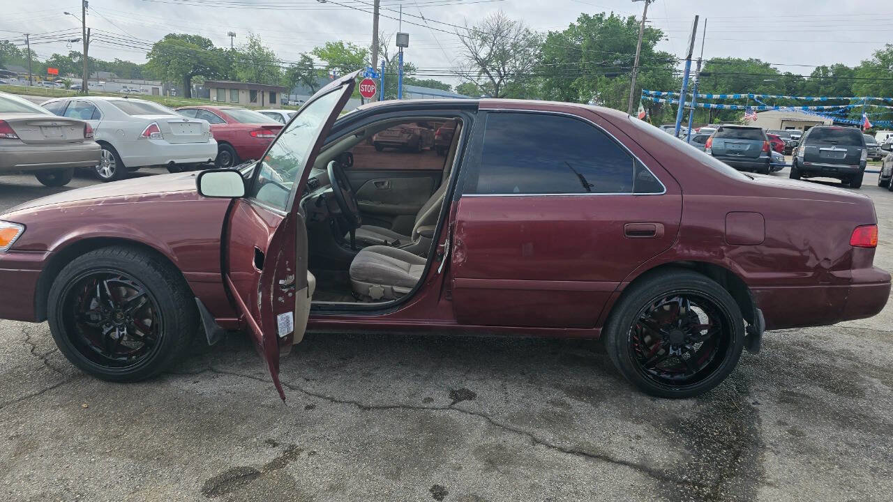 Used 2001 Toyota Camry LE FWD image 3