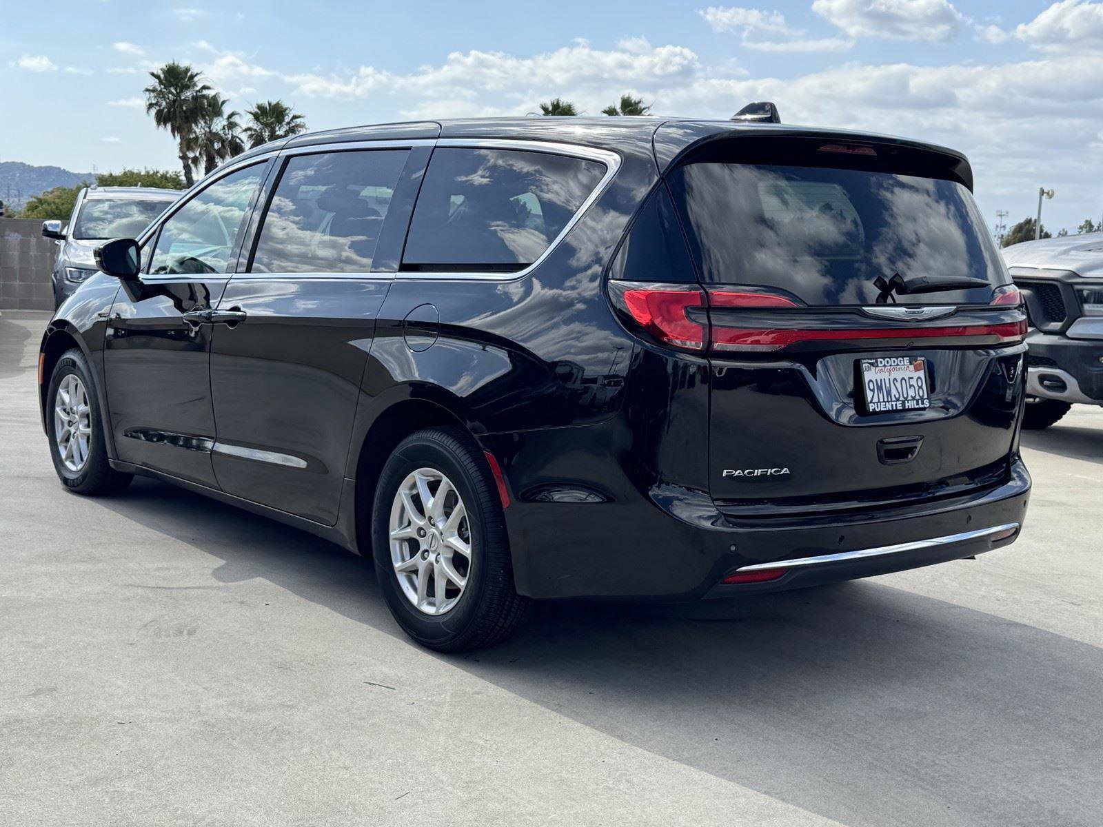Used 2024 Chrysler Pacifica Touring FWD image 4