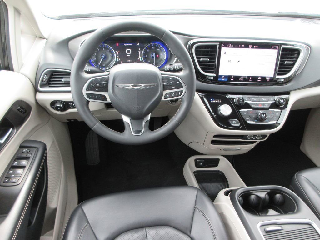 Used 2023 Chrysler Pacifica Touring-L image 13