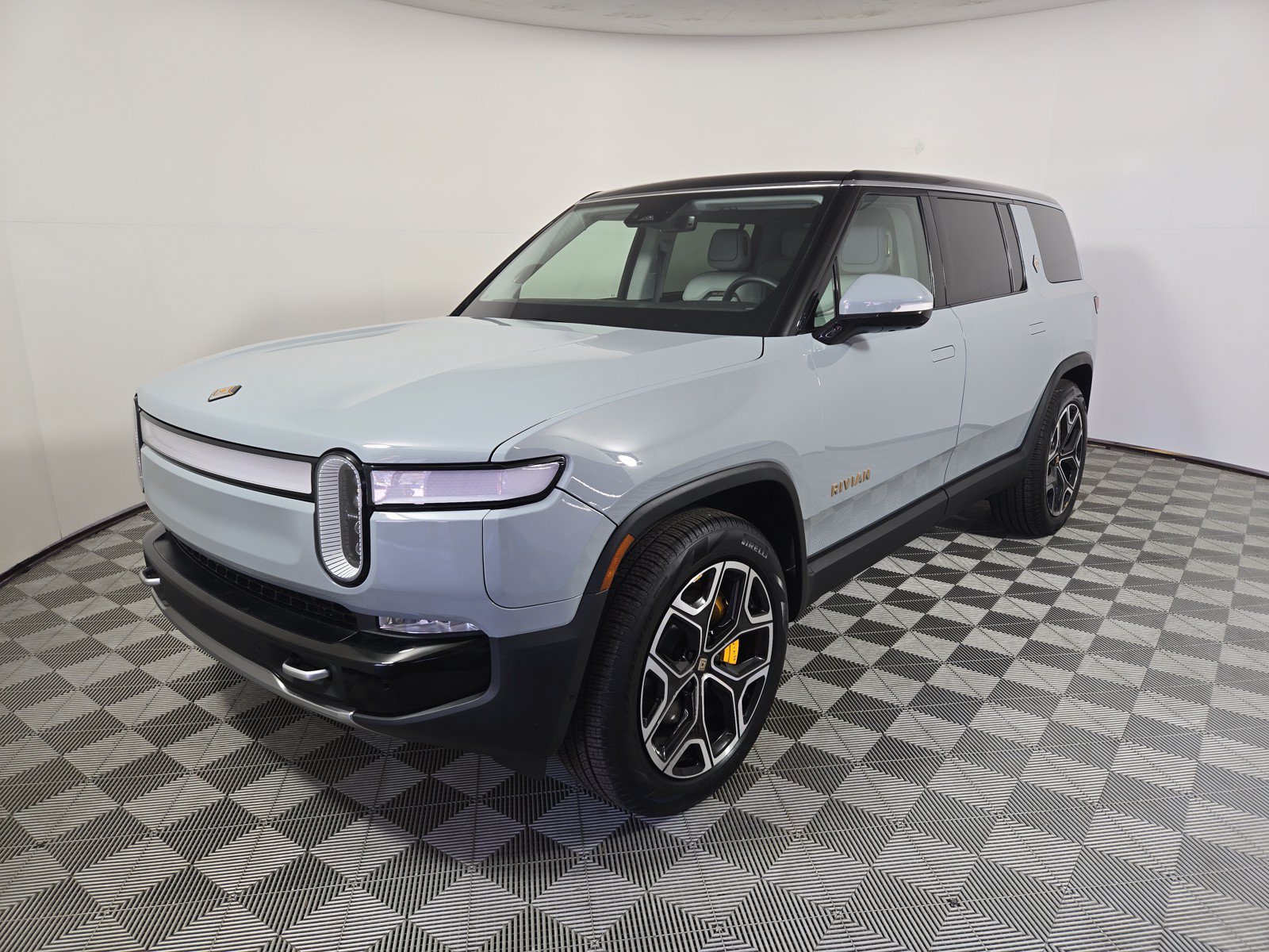 Used 2024 Rivian R1S Adventure AWD/4WD image 1