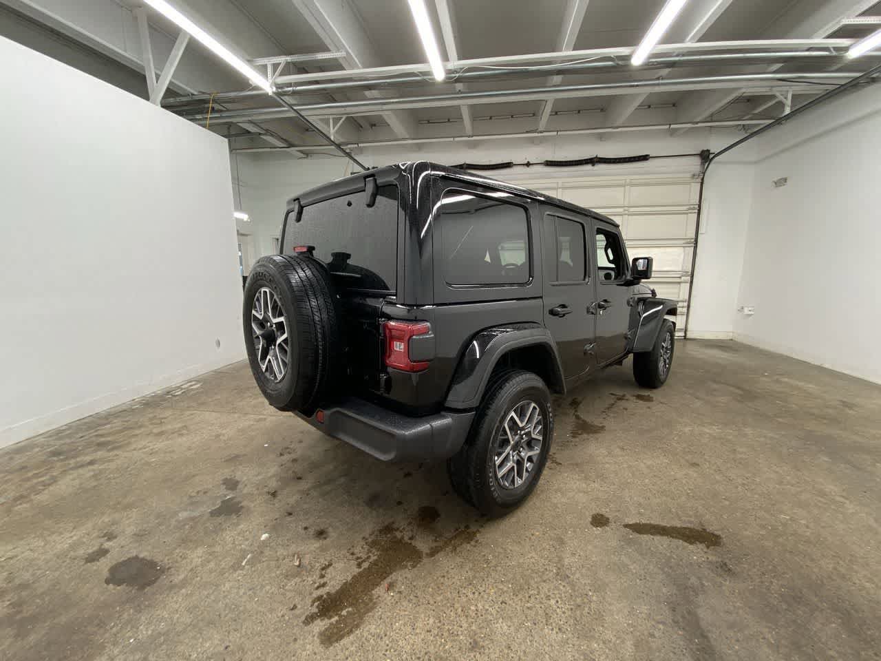 Used 2025 Jeep Wrangler Sahara image 6