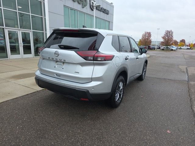 Used 2024 Nissan Rogue S image 5