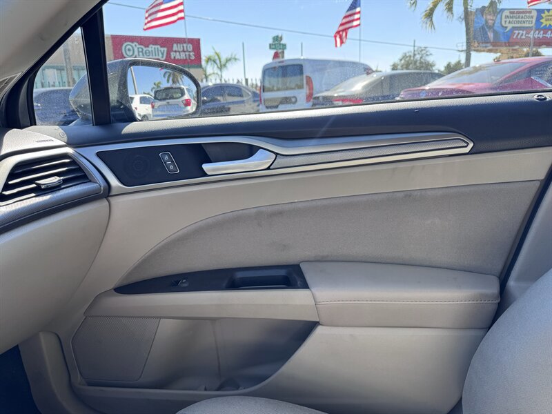Used 2019 Ford Fusion SE FWD image 13